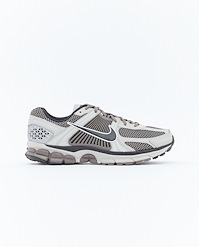 NIKE M ZOOM VOMERO 5