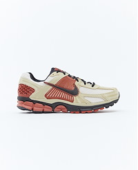 NIKE M ZOOM VOMERO 5